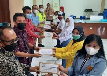 Siswa Hingga Mahasiswa di Lingkar Tambang Menerima Beasiswa dari PT J Resources