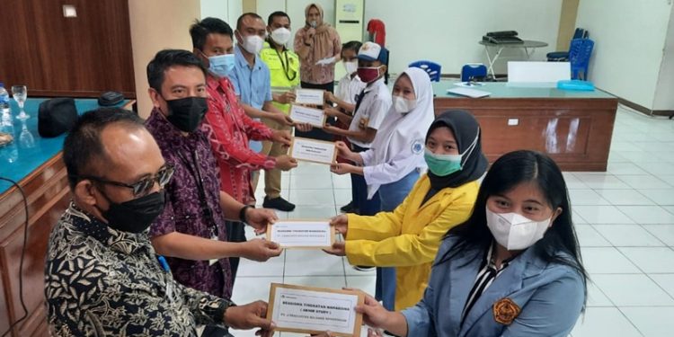 Siswa Hingga Mahasiswa di Lingkar Tambang Menerima Beasiswa dari PT J Resources