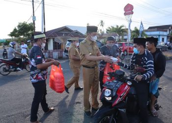 Bupati Bolsel Iskandar Kamaru Bagikan Takjil Buka Puasa