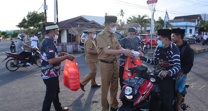 Bupati Bolsel Iskandar Kamaru Bagikan Takjil Buka Puasa