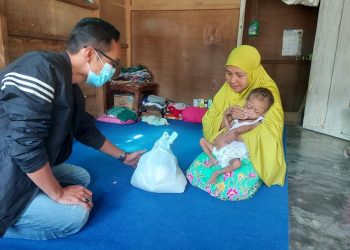 Kader Forkot Bagikan Ratusan Paket Sembako di Kotamobagu