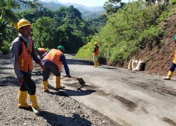 PT. PP (Persero) Proyek Bendungan Lolak Bantu Pembersihan Jalan Provinsi