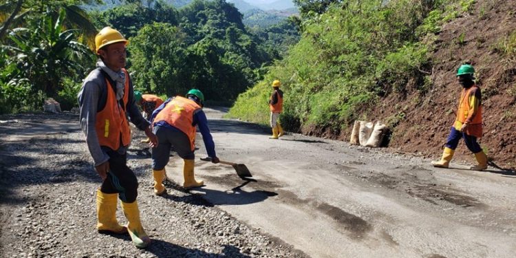 PT. PP (Persero) Proyek Bendungan Lolak Bantu Pembersihan Jalan Provinsi