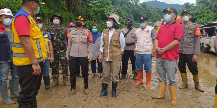 Tinjau Lokasi Longsor, Yasti Imbau Warga Tetap Waspada