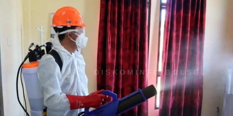 Bupati Bolsel Pimpin Penyemprotan Disinfektan Serentak