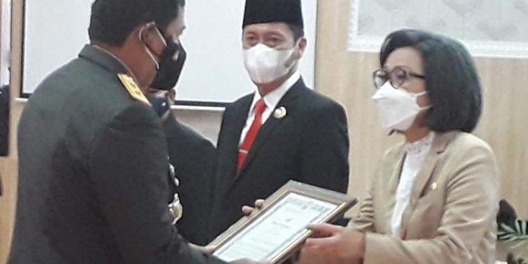 Bupati Bolmong Terima Penghargaan dari Kapolda Sulut