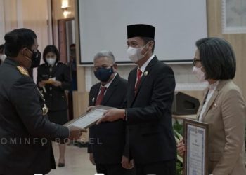 Iskandar Kamaru Terima Piagam Penghargaan dari Kapolda Sulut