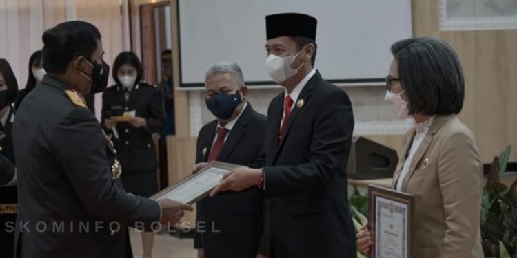 Iskandar Kamaru Terima Piagam Penghargaan dari Kapolda Sulut