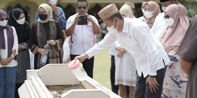 HUT Pemkab Bolsel ke 13, Pemkab  Ziarah ke Makam Tokoh Pemekaran
