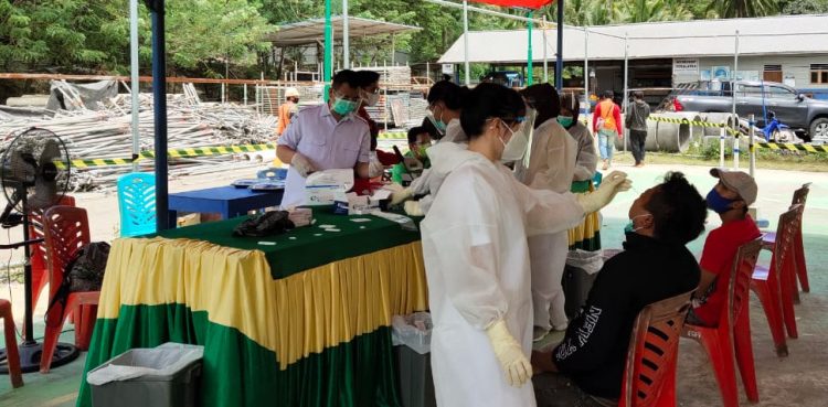 Setiap Pekan Karyawan dan Pekerja PT PP Bendungan Lolak di Swab
