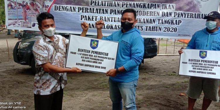 Nelayan Bolmong Dapat Bantuan Alat Mancing Modern
