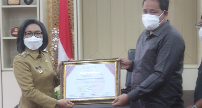 Bupati Bolmong Yasti Soepredjo Mokoagow Menerima Penghargaan dari Bawaslu Sulut