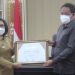 Bupati Bolmong Yasti Soepredjo Mokoagow Menerima Penghargaan dari Bawaslu Sulut