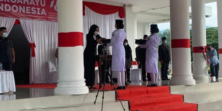 Bupati Bolmong Pimpin Upacara Penyerahan Duplikat Bendera Merah Putih