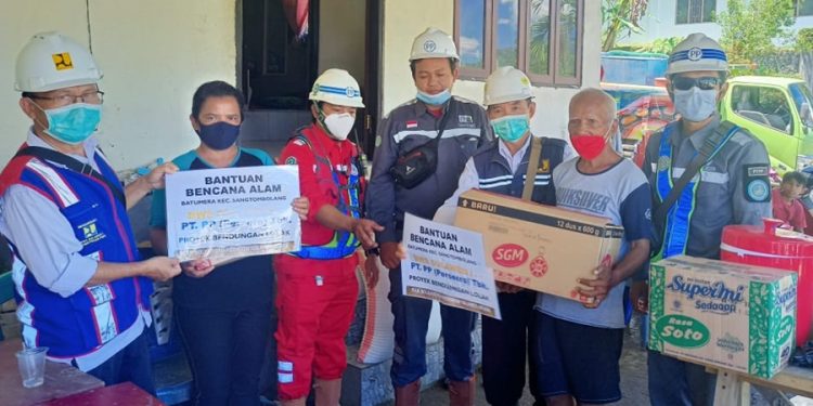 PT PP Proyek Bendungan Lolak Salurkan Bantuan Korban Banjir Bandang Desa Batu Merah