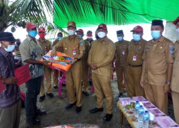 Iskandar- Deddy Serahkan Bantuan Kepada Kelompok Nelayan di Pinolosian