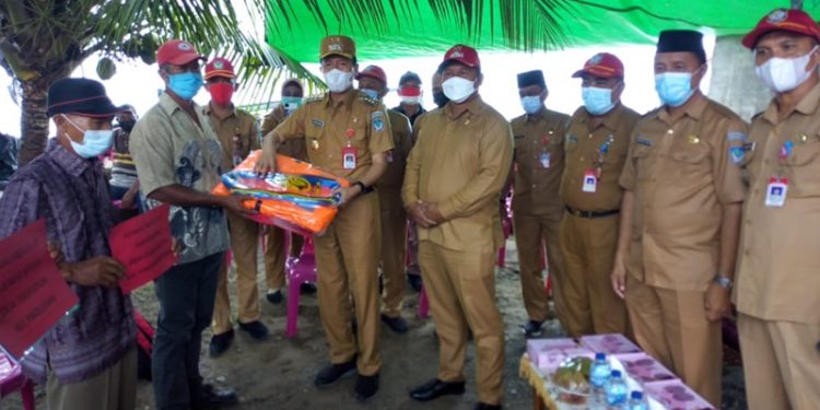 Iskandar- Deddy Serahkan Bantuan Kepada Kelompok Nelayan di Pinolosian