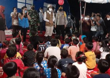 Anak Sekolah di Desa Batu Batu Merah Tetap Sekolah