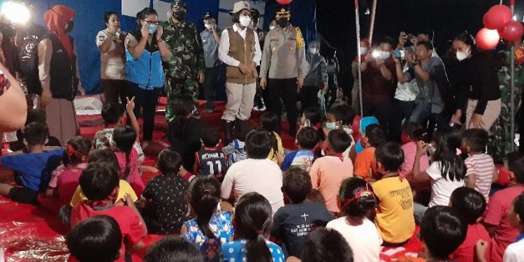 Anak Sekolah di Desa Batu Batu Merah Tetap Sekolah