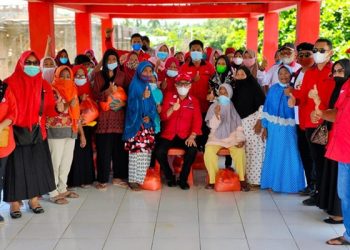 Pengurus PDIP Bolsel Bakti Sosial Bantu Warga