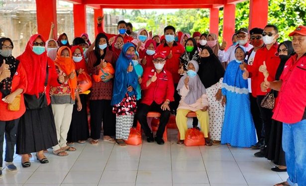 Pengurus PDIP Bolsel Bakti Sosial Bantu Warga