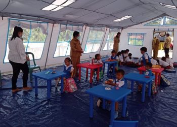 Anak Korban Banjir di Desa Batu Merah Tetap Semangat Belajar