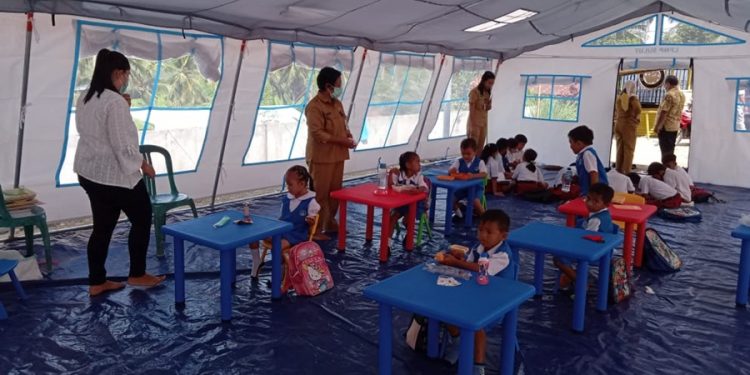 Anak Korban Banjir di Desa Batu Merah Tetap Semangat Belajar