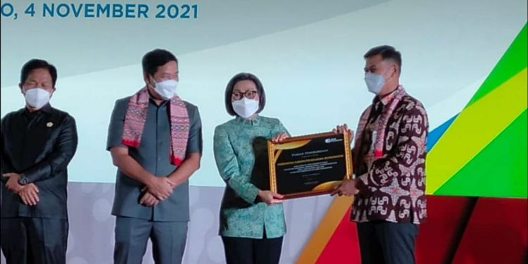 Bupati Bolmong Terima Penghargaan dari BPJS Ketenagakerjaan