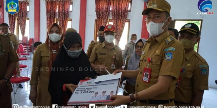 Penyandang Disabilitas dan Lansia di Bolsel Terima BST