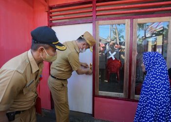 Iskandar-Deddy Resmikan Rumah Milik Warga Miskin