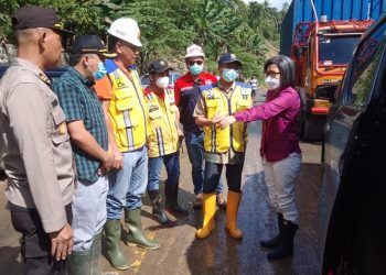 Tinjau Longsor Komangaan, Yasti Minta Warga Ikhlaskan Untuk Bangun Dam atau Talut
