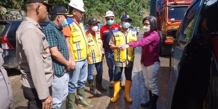 Tinjau Longsor Komangaan, Yasti Minta Warga Ikhlaskan Untuk Bangun Dam atau Talut