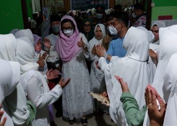 Yasti Hadiri Wisuda Iqro 85 Anggota Majelis Taklim