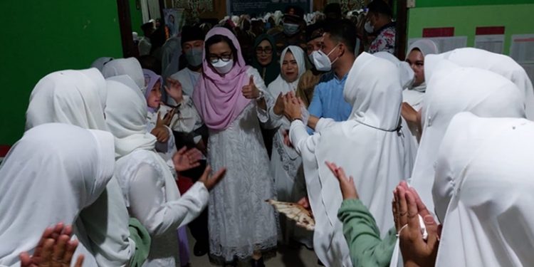 Yasti Hadiri Wisuda Iqro 85 Anggota Majelis Taklim
