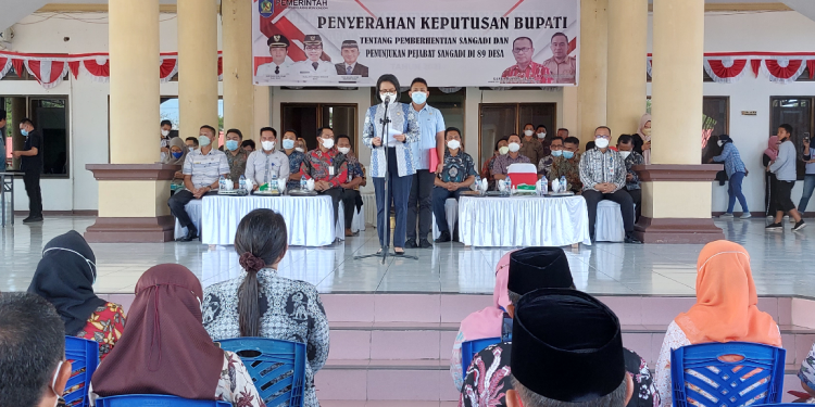 Yasti Tunjuk Enam Camat Sebagai Pjs Sangadi TOTABUAN.CO BOLMONG โ Bupati Bolaang Mongondow (Bolmong) Yasti Soepredjo Mokoagow memberikan tugas tambahan kepada Enam Camat. Tugas tambahan yang diberikan itu, yakni sebagai Penjabat sementara (Pjs) Sangadi (kepala desa red). Penunjukan keenam Camat tersebut, karena masa tugas Sangadi telah berakhir. Selama hampir dua bulan, mereka akan menjalankan tugas sebagai Sangadi sekaligus untuk mensukseskan pemilihan Sangadi (Pilsang) yang akan dilaksanakan secara serentak di 89 desa pada 3 Februari mendatang. Keenam Camat yang ditunjuk untuk mengendalikan pemerintahan di desa yakni Camat Sangtombolang Wahyudin Gonibala ditunjuk sebagai Pjs Sangadi Maelang, Camat Dumoga Timur Jootje Tumalun ditunju sebagai Pjs Sangadi Mogoyunggung, Camat Dumoga Utara Hamandu Mamonto, ditunjuk sebagai Pjs Sangadi Mopugad Utara, Camat Poigar Alfina Sumenda ditunjuk sebagai Pjs Poigar Dua, Camat Dumoga Esiy E Manabung ditunjuk sebagai Pjs Sangadi Pusian Selatan dan Camat Dumoga Tengah I Wayan Mudiyasa ditunjuk sebagai Pjs Sangadi Kosio. Kepala Dinas Pemerintahan masyarakat Desa Bolmong Abdusalam Bonde mengatakan, penunjukan Pjs Sangadi karena berakhir masa jabatan Sangadi sebelumnya. Untuk mengisi kekosongan pemerintahan di desa, harus dilaksanakan penggantian Sangadi dengan mengangkat Pjs yang berasal dari Pegawai Negeri Sipil. โDari 89 Pjs, terdapat Enam Camat yang ditunjuk sebagai Pjs Sangadi oleh Bupati,โ ujarnya. Penyerahan SK, Bupati Bomong Yasti Soepredjo Mokoagow didampingi Sekda Tahlis Gallang, Asisten I. Menurutnya Bonde, penyerahan SK kepada penjabat Sangadi, merupakan implementasi dari peraturan perundang-undangan. Bupati Bolmong Yasti Soepredjo Mokoagow menegaskan, sebagai pemimpin penyelenggara pemerintahan di desa, Pjs Sangadi merupakan pengambil keputusan, sekaligus penanggungjawab setiap keputusan yang akan dilaksanakan oleh pemerintah desa. Sebab kewenangan Pjs Sangadi sama seperti kewenangan Sangadi definitif, tentunya berdasarkan peraturan perundang-undangan yang berlaku. โDalam menjalankan kepemimpinan di desa, penjabat Sangadi dituntut untuk lebih visioner, kreatif dan inovatif serta dituntut untuk mampu menggali dan mengelola potensi sumber daya alam, serta sumber daya manusia di desa yang dipimpinnya,โ katanya. Bupati mengingtkan, ahar Pjs Sangadi dapat melaksanakan tugas dengan penuh tanggungjawab sesuai dengan tugas pokok dan fungsi, serta selalu berpatokan pada peraturan perundangan yang berlaku. Bangun kemitraan dengan BPD, perangkat desa serta seluruh komponen masyarakat di desa. Selain itu memfasilitasi pelaksanaan Pilsang di desa. โSaya minta Pjs Sangadi menjaga netralitas hingga perangkat desa. Karena jika penjabat Pjs Sangadi dan perangkat desa sudah tidak netral, maka dipastikan akan terjadi konflik yang sangat merugikan desa dan masyarakat itu sendiri,โ tegasnya. (*) Berikut Nama-Nama Pjs Sangdi 1. Pjs Sangadi Babo Djulham Damopolii 2. Pjs Sangadi Maelang Wahyudin Gonibala 3. Pjs Sangadi Pangi Sulfia Daeng Sangkala 4. Pjs Sangadi Lolรขnan Hartina Gonibala 5. Pjs Sangadi Batu Merah Chlara Cantale 6. Pjs Sangadi Doloduo Albar Mokoagow 7. Pjs Sangadi Wangga Baru Suardฤฐ Potabuga 8. Pjs Sangadi Toraut Utara Hamdi Mokoagow 9. Pjs Sangadi Toraut Tengah Sukardi Bonde 10. Pjs Sangadi Mogoyunggung Jootje Tumalun 11. Pjs Sangadi Kembang Mertha Ni Nyoman Ariani 12. Pjs Sangadi Dumoga Hermoni Manggopa 13. Pjs Sangadi Pinonobatuan Jhonson Polri Tagah 14. Pjs Sangadi Pinonobatuan Barat Meiske Mamahit 15. Pjs Sangadi Dumoga Tiga Agustinus Dampi 16. Pjs Sangadi Dumoga Empat Suprianto Manggopa 17. Pjs Sangadi Tumokang Baru Stevy Kuhu 18. Pjs Sangadi Mopugad Utara Hamandu Mamonto 19. Pjs Sangadi Mopuya Selatan Hansye Sakul 20. Pjs Sangadi Dondomon Drikhen Janni Tigaฤฑฤฑ 21. Pjs Sangadi Mopugad Utara Satu Jimanto 22. Pjs Sangadi Mopugad Utara Dua Prisma Lidya Pasaribll 23. Pjs Sangadi Mopuya Utara Satรผ Admy Fenฤฑnฤฑy Pinatik 24. Pjs Sangadi Mopuya Utara Dua Rukmini Lasabuda 25. Pjs Sangadi Mopuya Selatan Satรผ Ivit Sugianto 26. Pjs Sangadi Mopuya Selatan Dua Pingkan Mokodompit 27. Pjs Sangadi Dondomon Selatan Dwi Purwanti 28. Pjs Sangadi Tumokang Timur Siti Solekhotin 29. Pjs Sangadi Totabuan ลande Makaฤฑaฤฑag 30. Pjs Sangadi Pindol Yusup Paputungan 31. Pjs Sangadi Tandu Pria Prawira Djawa 32. Pjs Sangadi Motabang Jawadi Paputungan 33. Pjs Sangadi Labuan Uki Muhammad M. B. Paputunggan 34. Pjs Sangadi Pinogaluman Siensiska Kakahis 35. Pjs Sangadi Sauk Abdul Maun Laures Tabo 36. Pjs Sangadi Bumbung Husin Manoppo 37. Pjs Sangadi Lolak Tombolango Tito Sumitro Mopangga 38. Pjs Sangadi Baturapa II Rapiah Dilapanga 39. Pjs Sangadi Pinogaluman Timur Frenky P. Wagiu 40. Pjs Sangadi Mongkoinit Barat Sudirman Paputungan 41. Pjs Sangadi Padang Lalow Ajumat Mongilong 42. Pjs Sangadi Solimandungan Dua Yoko Sugeha 43. Pjs Sangadi Abak Hermanto Ongking 44 Pjs Sangadi Mopusi Yesi Paputungan 45 Pjs Sangadi Matali Baru Marwan Hendro Palakum 46. Pjs Sangadi Bakan Romi Wijaya Podomi 47. Pjs Sangadi Tanoyan Selatan Sehan Jakub 48. Pjs Sangadi Tungoi I Ferawaty Mangundap 49. Pjs Sangadi Lolayan Yondran Paputungan 50. Pjs Sangadi Mopait Kusmayadi Tongkukut 51. Pjs Sangadi Kopandakan II Hamka Samsudin Lun 52. Pjs Sangadi Tungoi II ฤฐp Linggotu 53. Pjs Sangadi Passi Suriyanti Hakim 54. Pjs Sangadi Bintau Nuraฤฐya Tunggali 55. Pjs Sangadi Otam Sri Mustika Mokoginta 56. Pjs Sangadi Passi 1II Fatma Enima Mokodompit 57. Pjs Sangadi Mariri Lama Weฤฑฤฑem Holden 58. Pjs Sangadi Mariri Baru Renti Mokodongan 59. Pjs Sangadi Nonapan II Lahmuddin Sinadia 60. Pjs Sangadi Nonapan I Heri Hantje Songgigilan 61. Pjs Sangadi Wineru Victor Ferdinand Kakunsi 62. Pjs Sangadi Poigar I Nontje F. Parengkuan 63. Pjs Sangadi Nanasi Femmy ฤฐrene Pangkey 64. Pjs Sangadi Tiberias Lismalyanti Mokoginta 65. Pjs Sangadi Mondatong Isriyah Lini Mokoginta 66. Pjs Sangadi Poigar II Alfina Sumenda 67. Pjs Sangadi Mariri II Feki Frangki Lombogia 68. Pjs Sangadi Mobuya Arnol Runtunuwu 69. Pjs Sangadi Ambang I Efendi Damopolii 70. Pjs Sangadi Ambang II Dina Dagang 71. Pjs Sangadi Bolaang Aguล W. Manoppo 72. Pjs Sangadi Bantik Femmy Amuna 73. Pjs Sangadi Lolan Suharto A. Agoan 74. Pjs Sangadi Bilalang II Ratna Sari D. Mokoginta 75. Pjs Sangadi Tudu Aog Baru Rusmin Mokodongan 76. Pjs Sangadi Bilalang Baru Rini Wahyuni Lasabuda 77. Pjs Sangadi Apado Dahrul Tontoigon 78. Pjs Sangadi Serasi James Laihad 79. Pjs Sangadi Kanaan Roฤฑฤฑy Awuy 80. Pjs Sangadi Pusian ฤฐvanoski Tawaang 81. Pjs Sangadi Pusian Selatan Esiy E Manabung 82 Pjs Sangadi Pusian Barat Mentari Widia Waworuntu 83. Pjs Sangadi Tapadaka Utara Herwinda Rampan 84. Pjs Sangadi Konarom Barat Muslimin 85. Pjs Sangadi Kosio I Wayan Mudiyasa 86. Pjs Sangadi Werdhi Agung Rival J Kaeng 87. Pjs Sangadi Werdhi Agung Selatan Sudjito Damogalad 88. Pjs Sangadi Werdhi Agung Utara I Putu Waskita 89. Pjs Sangadi Werdhi Agung Timur Kadek Wijaya.