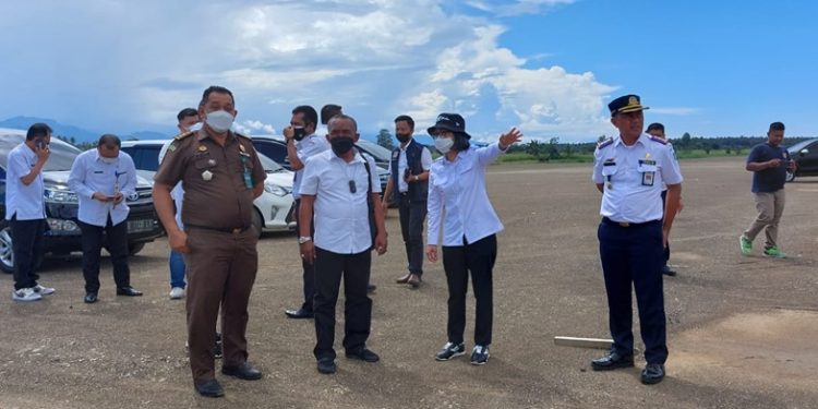 Tiga Menara BTS di Kompleks Proyek Bandara Bolmong Terancam Dipindahkan TOTABUAN.CO BOLMONG -- Bupati Bolaang Mongondow (Bolmong) Yasti Soepredjo Mokoagow mengatakan, tiga menara operator seluler Base Transceiver Station (BTS) yang berdekatan di kompleks pembangunan Bandar udara (Bandara), terpaksa harus dipindahkan. Alasan pemindahan itu, karena menara-menara tersebut tidak masuk zona aman untuk aktivitas Bandara. Pemindahan menara BTS sudah dilaporkan ke tim Kejagung saat mengunjungi Bolmong pekan lalu. “Jadi kendala-kendala terkait dengan pembangunan Bandara sudah kita lapaorkan. Salah satunya yakni menara BTS,” ujar Yasti pekan lalu. Rencana pemindahan menara tersebut, sudah dilaporkan ke pihak perusahan. Namun sebelum dipindahkan, akan dilihat zonasi mana yang paling aman, agar tidak mengganggu aktivitas Bandara ke depan. Diakui, menara tersebut lebih dulu berdiri sebelum dibuat Bandara. Namun melihat dari kondisi yang ada, terpaksa harus dipindahkan agar tidak menganggu aktivitas penerbangan. Yasti menjelaskan, saat ini panjang runway Bandara Bolmong baru direalisasikan 1.600. Namun Yasti berkeinginan agar ditambah menjadi 3000 meter agar bisa didarati pesawat berbadan lebar. (*)