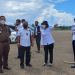 Tiga Menara BTS di Kompleks Proyek Bandara Bolmong Terancam Dipindahkan TOTABUAN.CO BOLMONG -- Bupati Bolaang Mongondow (Bolmong) Yasti Soepredjo Mokoagow mengatakan, tiga menara operator seluler Base Transceiver Station (BTS) yang berdekatan di kompleks pembangunan Bandar udara (Bandara), terpaksa harus dipindahkan. Alasan pemindahan itu, karena menara-menara tersebut tidak masuk zona aman untuk aktivitas Bandara. Pemindahan menara BTS sudah dilaporkan ke tim Kejagung saat mengunjungi Bolmong pekan lalu. “Jadi kendala-kendala terkait dengan pembangunan Bandara sudah kita lapaorkan. Salah satunya yakni menara BTS,” ujar Yasti pekan lalu. Rencana pemindahan menara tersebut, sudah dilaporkan ke pihak perusahan. Namun sebelum dipindahkan, akan dilihat zonasi mana yang paling aman, agar tidak mengganggu aktivitas Bandara ke depan. Diakui, menara tersebut lebih dulu berdiri sebelum dibuat Bandara. Namun melihat dari kondisi yang ada, terpaksa harus dipindahkan agar tidak menganggu aktivitas penerbangan. Yasti menjelaskan, saat ini panjang runway Bandara Bolmong baru direalisasikan 1.600. Namun Yasti berkeinginan agar ditambah menjadi 3000 meter agar bisa didarati pesawat berbadan lebar. (*)