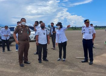 TOTABUAN.CO BOLMONG - Kejaksaan Agung (Kejagung) siap mengawal proyek-proyek strategis nasional. Salah satunya proyek Bandar Udara (Bandara) yang ada di Lolak Kabupaten Bolaang Mongondow (Bolmong). Pengawalan proyek stategis ini, sebagai upaya preventif meminimalisasir peluang dan risiko terjadinya tindak pidana korupsi. Pada kunjungan di lokasi Bandara Lolak, tampak tim dari Kejaksaan Agung, tim dari transportasi dan telekomunikasi, Satgas Pencegahan pada Direktorat D Jamintel Kejagung, didampingi tim dari Kejaksaan Tinggi Sulut melihat secara langsung kondisi pembangunan runway Bandara Rabu 26 Januari 2022. Bupati Bolmong Yasti Soeredjo Mokoagow mengaku bersyukur karena proyek Bandara Loloda menjadi atensi Kejagung RI. "Tentu pemerintah daerah menyambut baik langkah Kejagung untuk mengawal proses pembangunan Bandara Loloda. Badara Loloda merupakan proyek strategis nasional,” kata Yasti. Yasti mengatakan, kunjungan tim dari Kejagung ini untuk mengecek, apakah masih ada kendala dalam pelaksanaan proyek. Yasti juga mengaku, sudah menyampaikan kendala pada pembangunan Bandara. Selain itu telah menyampaikan ke UPT Bandara Naha, bahwa rencana pembangunan Bandara Loloda tidak hanya untuk peswat kecil saja, akan dibangunan untuk pesawat yang berbadan besar. “Saat ini kita sudah siapkan panjang landasan pacu itu hingga tiga ribu meter. Artinya kita siap untuk penerbangan internasional bisa mendarat di Bandara Loloda,” paparnya. Intinya kunjungan tim dari Kejagung ini, berharap jika ada kendala dalam pelaksanaan proyek untuk disampaikan, dan akan dibantu guna mempercepat proses pembangunannya. Saat ini panjang runway sesuai dengan anggaran yang tersedia, baru mencapai l.650 meter. Akan tetapi untuk tahap berikutnya sampai 3000 meter. “Pemerintah daerah juga masih akan melakukan penambahan perluasan lahan lagi, seluas 25 hektar. Karena kita bersiap Bandara Loloda menjadi Bandara Internasional,” tandasnya. La Haja tim dari Kejaksaan Tinggu Suut mengatakan, Kejaksaan mempunyai peran penting mengawasi pembangunan proyek-proyek strategis di Indonesia kususnya di Bandara Bolmong. Agar pelaksanaan proyek bisa berjalan tepat waktu, tepat mutu dan tepat sasaran. Dalam pembangunan itu, seringkali banyak hambatan – hambatan yang dialami oleh pelaksana, pantita lelang dan pekerja proyek pembangunan infrastruktur karena ada persoalan non teknis. Dia mengatakan, berdasarkan arahan Jaksa Agung Burhanuddin, bahwa arah kebijakan dalam konteks peran Kejaksaan untuk Pembangunan Strategis, yakni memberantas tindak pidana korupsi secara berimbang antara tindakan yang preventif maupun yang bersifat represif. Selain itu adalah proses penegakan hukum juga harus mendukung investasi. Dan program ketiga bagaimana penyelamatan aset, baik di pusat maupun di daerah. “Inilah peran Kejaksaan dalam pencegahan dalam konteks pelaksanaan pembangunan nasional. Bapak Jaksa Agung telah mengintruksikan melalui Instruksi Nomor 7 Tahun 2019 agar para kepala kejaksaan tinggi (Kajati) dan para kepala kejaksaan negeri (Kajari) se-Indonesia untuk melakukan koordinasi dengan Kementerian, Lembaga dan BUMN dalam pelaksanaan tugas dan fungsi pengamanan dan pembangunan strategis,” jelasnya. Pengawalan proyek stategis ini untuk mengoptimalkan pengawasan melekat terhadap jajaran jaksa di daerah. (*)