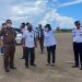 TOTABUAN.CO BOLMONG - Kejaksaan Agung (Kejagung) siap mengawal proyek-proyek strategis nasional. Salah satunya proyek Bandar Udara (Bandara) yang ada di Lolak Kabupaten Bolaang Mongondow (Bolmong). Pengawalan proyek stategis ini, sebagai upaya preventif meminimalisasir peluang dan risiko terjadinya tindak pidana korupsi. Pada kunjungan di lokasi Bandara Lolak, tampak tim dari Kejaksaan Agung, tim dari transportasi dan telekomunikasi, Satgas Pencegahan pada Direktorat D Jamintel Kejagung, didampingi tim dari Kejaksaan Tinggi Sulut melihat secara langsung kondisi pembangunan runway Bandara Rabu 26 Januari 2022. Bupati Bolmong Yasti Soeredjo Mokoagow mengaku bersyukur karena proyek Bandara Loloda menjadi atensi Kejagung RI. "Tentu pemerintah daerah menyambut baik langkah Kejagung untuk mengawal proses pembangunan Bandara Loloda. Badara Loloda merupakan proyek strategis nasional,” kata Yasti. Yasti mengatakan, kunjungan tim dari Kejagung ini untuk mengecek, apakah masih ada kendala dalam pelaksanaan proyek. Yasti juga mengaku, sudah menyampaikan kendala pada pembangunan Bandara. Selain itu telah menyampaikan ke UPT Bandara Naha, bahwa rencana pembangunan Bandara Loloda tidak hanya untuk peswat kecil saja, akan dibangunan untuk pesawat yang berbadan besar. “Saat ini kita sudah siapkan panjang landasan pacu itu hingga tiga ribu meter. Artinya kita siap untuk penerbangan internasional bisa mendarat di Bandara Loloda,” paparnya. Intinya kunjungan tim dari Kejagung ini, berharap jika ada kendala dalam pelaksanaan proyek untuk disampaikan, dan akan dibantu guna mempercepat proses pembangunannya. Saat ini panjang runway sesuai dengan anggaran yang tersedia, baru mencapai l.650 meter. Akan tetapi untuk tahap berikutnya sampai 3000 meter. “Pemerintah daerah juga masih akan melakukan penambahan perluasan lahan lagi, seluas 25 hektar. Karena kita bersiap Bandara Loloda menjadi Bandara Internasional,” tandasnya. La Haja tim dari Kejaksaan Tinggu Suut mengatakan, Kejaksaan mempunyai peran penting mengawasi pembangunan proyek-proyek strategis di Indonesia kususnya di Bandara Bolmong. Agar pelaksanaan proyek bisa berjalan tepat waktu, tepat mutu dan tepat sasaran. Dalam pembangunan itu, seringkali banyak hambatan – hambatan yang dialami oleh pelaksana, pantita lelang dan pekerja proyek pembangunan infrastruktur karena ada persoalan non teknis. Dia mengatakan, berdasarkan arahan Jaksa Agung Burhanuddin, bahwa arah kebijakan dalam konteks peran Kejaksaan untuk Pembangunan Strategis, yakni memberantas tindak pidana korupsi secara berimbang antara tindakan yang preventif maupun yang bersifat represif. Selain itu adalah proses penegakan hukum juga harus mendukung investasi. Dan program ketiga bagaimana penyelamatan aset, baik di pusat maupun di daerah. “Inilah peran Kejaksaan dalam pencegahan dalam konteks pelaksanaan pembangunan nasional. Bapak Jaksa Agung telah mengintruksikan melalui Instruksi Nomor 7 Tahun 2019 agar para kepala kejaksaan tinggi (Kajati) dan para kepala kejaksaan negeri (Kajari) se-Indonesia untuk melakukan koordinasi dengan Kementerian, Lembaga dan BUMN dalam pelaksanaan tugas dan fungsi pengamanan dan pembangunan strategis,” jelasnya. Pengawalan proyek stategis ini untuk mengoptimalkan pengawasan melekat terhadap jajaran jaksa di daerah. (*)