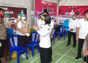 Pemkab Bolmong Kebut Vaksinasi TOTABUAN.CO BOLMONG--Upaya untuk menuntaskan vaksinasi di Kabupten Bolaang Mongondow (Bolmong) terus dilakukan. Rencananya vaksinasi dosis pertama akan rampung Maret mendatang. Hal itu terlihat meski hari libur, Pemkab Bolmong terus bergerak memberikan pelayanan kepada masyarakat yang hendak melakukan vaksinasi COVID-19 di sejumlah tempat yang tersebar di Kabupaten Bolmong. Dalam pantauan, tampak masyarakat sangat antusias mengikuti vaksinasi. Selain itu, sosialisasi terkait pentingnya vaksinasi ini juga kembali dilakukan. Kepala Dinas Kesehatan Bolmong Yuling Papuling menjelaskan, target vaksinasi di Kabupaten Bolmong berjumlah 194.833 jiwa. Berdasarkan data Pcare tertanggal 18 Januari 2022, untuk Dosis pertama Kabupaten Bolmong telah mencapai 63.9% atau 124.552. Sedangkan dosis kedua berjumlah 62.603 atau 32.1%. Dan dosis 3 berjumlah 827 atau 91.2%. Namun berdasarkan data KTP, vaksinasi dosis pertama berjumlah 146.489 atau 75.19%. Dosis dua berjumlah 74.335 atau 38.15%. sedangkan dosis 3 berjumlah 898 atau 99.01%. Yulin mengatakan, terjadi perbedaan data di Kabupaten Bolmong. Sebab pada pelaksnaan vaksinasi sebelumnya, sebagian masyarakat yang ada di empat kecamatan ikut vaksinasi lewat program vaksinasi yang dilaksanaan Polres Kotamobagu bersama tenaga kesehatan Pemkot Kotamobagu. (*)