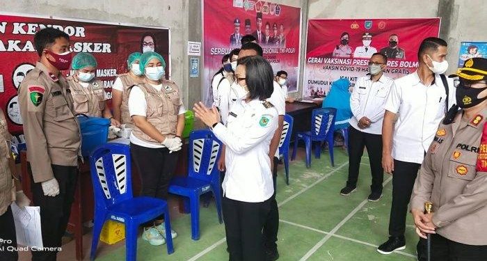 Pemkab Bolmong Kebut Vaksinasi TOTABUAN.CO BOLMONG--Upaya untuk menuntaskan vaksinasi di Kabupten Bolaang Mongondow (Bolmong) terus dilakukan. Rencananya vaksinasi dosis pertama akan rampung Maret mendatang. Hal itu terlihat meski hari libur, Pemkab Bolmong terus bergerak memberikan pelayanan kepada masyarakat yang hendak melakukan vaksinasi COVID-19 di sejumlah tempat yang tersebar di Kabupaten Bolmong. Dalam pantauan, tampak masyarakat sangat antusias mengikuti vaksinasi. Selain itu, sosialisasi terkait pentingnya vaksinasi ini juga kembali dilakukan. Kepala Dinas Kesehatan Bolmong Yuling Papuling menjelaskan, target vaksinasi di Kabupaten Bolmong berjumlah 194.833 jiwa. Berdasarkan data Pcare tertanggal 18 Januari 2022, untuk Dosis pertama Kabupaten Bolmong telah mencapai 63.9% atau 124.552. Sedangkan dosis kedua berjumlah 62.603 atau 32.1%. Dan dosis 3 berjumlah 827 atau 91.2%. Namun berdasarkan data KTP, vaksinasi dosis pertama berjumlah 146.489 atau 75.19%. Dosis dua berjumlah 74.335 atau 38.15%. sedangkan dosis 3 berjumlah 898 atau 99.01%. Yulin mengatakan, terjadi perbedaan data di Kabupaten Bolmong. Sebab pada pelaksnaan vaksinasi sebelumnya, sebagian masyarakat yang ada di empat kecamatan ikut vaksinasi lewat program vaksinasi yang dilaksanaan Polres Kotamobagu bersama tenaga kesehatan Pemkot Kotamobagu. (*)