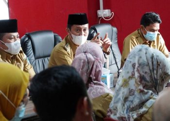 TOTABUAN.CO – Badan Pemeriksa Keuangan (BPK) RI Perwakilan Sulawesi Utara (Sulut) mulai melakukan pemeriksaan tentang Laporan Keuangan Pemerintah Daerah Provinsi Sulut tahun anggaran 2021. Entry Meeting yang dihadiri itu, terkait pemeriksaan pendahuluan atas LKPD tahun 2021 dan pemeriksaan kinerja pendahuluan atas pengentasan kemiskinan LKPD Provinsi Sulut tahun anggaran 2021 Selasa 25 Januari 2022. Melalui entry meeting secara virtual, dihadiri Wakil Gubernur Sulut Steven Kandouw serta para kepala daerah se Sulut. Kepala BPK RI Perwakilan Sulut Kepala Perwakilan BPK RI Sulut Karyadi memaparkan, jangka waktu pemeriksaan berlangsung 42 hari kalender dimulai 24 Januari hingga Maret. Menurut Karyadi, teknik pemeriksaan di lapangan, menggunakan pengumpulan dan analisis pemeriksaan. Seperti wawancara, konfirmasi, FGD, penyebaran kuesioner, Observasi atau pengamatan lapangan, pemeriksaan fisik dan analisa dokumen dan data. Wagub Steven Kandouw menyambut baik langkah BPK. Bahkan Ia menegaskan, selalu siap menerima pemeriksaan dari BPK. “Saya imbau untuk semua kabupaten /kota se Sulut, agar segera menyiapkan data untuk lancarnya pemeriksaan dan menghimbau untuk bersikap proaktif,” kata Steven. Pada entry meeting secara virtual itu, tampak Bupati Bolaang Mongondow Selatan (Bolsel) Iskandar Kamaru didampingi Wakil Bupati Deddy Abdul Hamid, Sekda Marzanzius Arvan Ohy, Asisten Administrasi Umum Rikson Paputungan, Inspektur Daerah, Kaban BPKPD dan Kabag Hukum ikut hadir. Bupati Bolsel Iskandar Kamaru menegaskan, agar semua kepala Organisasi Perangkat Daerah (OPD) di Kabupaten Bolsel, untuk kooperatif. “Semua kepala OPD di Kabupaten Bolsel, saya minta harus kooperatif dengan tim BPK RI, dengan menyiapkan data yang dibutuhkan untuk pemeriksaan,” ujar Iskandar usai mengikuti entry meeting. Iskandar menyebutkan, bahwa pemeriksaan pendahuluan kinerja LKPD Provinsi Suut 5ahun anggaan 2021 ini dilakukan di seluruh kabupaten kota. Salah satu tujuan pemeriksaan pendahuluan adalah memantau tindak lanjut atas hasil pemeriksaan-pemeriksaan sebelumnya. Selain itu, pemeriksaan pendahuluan juga bertujuan untuk menilai efektivitas sistem pengendalian internal serta melakukan pengujian substantif terbatas pada transaksi akun neraca dan LRA.(*)