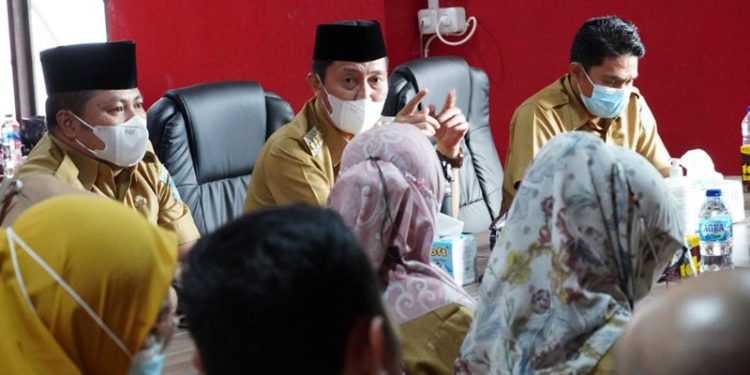 TOTABUAN.CO – Badan Pemeriksa Keuangan (BPK) RI Perwakilan Sulawesi Utara (Sulut) mulai melakukan pemeriksaan tentang Laporan Keuangan Pemerintah Daerah Provinsi Sulut tahun anggaran 2021. Entry Meeting yang dihadiri itu, terkait pemeriksaan pendahuluan atas LKPD tahun 2021 dan pemeriksaan kinerja pendahuluan atas pengentasan kemiskinan LKPD Provinsi Sulut tahun anggaran 2021 Selasa 25 Januari 2022. Melalui entry meeting secara virtual, dihadiri Wakil Gubernur Sulut Steven Kandouw serta para kepala daerah se Sulut. Kepala BPK RI Perwakilan Sulut Kepala Perwakilan BPK RI Sulut Karyadi memaparkan, jangka waktu pemeriksaan berlangsung 42 hari kalender dimulai 24 Januari hingga Maret. Menurut Karyadi, teknik pemeriksaan di lapangan, menggunakan pengumpulan dan analisis pemeriksaan. Seperti wawancara, konfirmasi, FGD, penyebaran kuesioner, Observasi atau pengamatan lapangan, pemeriksaan fisik dan analisa dokumen dan data. Wagub Steven Kandouw menyambut baik langkah BPK. Bahkan Ia menegaskan, selalu siap menerima pemeriksaan dari BPK. “Saya imbau untuk semua kabupaten /kota se Sulut, agar segera menyiapkan data untuk lancarnya pemeriksaan dan menghimbau untuk bersikap proaktif,” kata Steven. Pada entry meeting secara virtual itu, tampak Bupati Bolaang Mongondow Selatan (Bolsel) Iskandar Kamaru didampingi Wakil Bupati Deddy Abdul Hamid, Sekda Marzanzius Arvan Ohy, Asisten Administrasi Umum Rikson Paputungan, Inspektur Daerah, Kaban BPKPD dan Kabag Hukum ikut hadir. Bupati Bolsel Iskandar Kamaru menegaskan, agar semua kepala Organisasi Perangkat Daerah (OPD) di Kabupaten Bolsel, untuk kooperatif. “Semua kepala OPD di Kabupaten Bolsel, saya minta harus kooperatif dengan tim BPK RI, dengan menyiapkan data yang dibutuhkan untuk pemeriksaan,” ujar Iskandar usai mengikuti entry meeting. Iskandar menyebutkan, bahwa pemeriksaan pendahuluan kinerja LKPD Provinsi Suut 5ahun anggaan 2021 ini dilakukan di seluruh kabupaten kota. Salah satu tujuan pemeriksaan pendahuluan adalah memantau tindak lanjut atas hasil pemeriksaan-pemeriksaan sebelumnya. Selain itu, pemeriksaan pendahuluan juga bertujuan untuk menilai efektivitas sistem pengendalian internal serta melakukan pengujian substantif terbatas pada transaksi akun neraca dan LRA.(*)