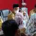 TOTABUAN.CO – Badan Pemeriksa Keuangan (BPK) RI Perwakilan Sulawesi Utara (Sulut) mulai melakukan pemeriksaan tentang Laporan Keuangan Pemerintah Daerah Provinsi Sulut tahun anggaran 2021. Entry Meeting yang dihadiri itu, terkait pemeriksaan pendahuluan atas LKPD tahun 2021 dan pemeriksaan kinerja pendahuluan atas pengentasan kemiskinan LKPD Provinsi Sulut tahun anggaran 2021 Selasa 25 Januari 2022. Melalui entry meeting secara virtual, dihadiri Wakil Gubernur Sulut Steven Kandouw serta para kepala daerah se Sulut. Kepala BPK RI Perwakilan Sulut Kepala Perwakilan BPK RI Sulut Karyadi memaparkan, jangka waktu pemeriksaan berlangsung 42 hari kalender dimulai 24 Januari hingga Maret. Menurut Karyadi, teknik pemeriksaan di lapangan, menggunakan pengumpulan dan analisis pemeriksaan. Seperti wawancara, konfirmasi, FGD, penyebaran kuesioner, Observasi atau pengamatan lapangan, pemeriksaan fisik dan analisa dokumen dan data. Wagub Steven Kandouw menyambut baik langkah BPK. Bahkan Ia menegaskan, selalu siap menerima pemeriksaan dari BPK. “Saya imbau untuk semua kabupaten /kota se Sulut, agar segera menyiapkan data untuk lancarnya pemeriksaan dan menghimbau untuk bersikap proaktif,” kata Steven. Pada entry meeting secara virtual itu, tampak Bupati Bolaang Mongondow Selatan (Bolsel) Iskandar Kamaru didampingi Wakil Bupati Deddy Abdul Hamid, Sekda Marzanzius Arvan Ohy, Asisten Administrasi Umum Rikson Paputungan, Inspektur Daerah, Kaban BPKPD dan Kabag Hukum ikut hadir. Bupati Bolsel Iskandar Kamaru menegaskan, agar semua kepala Organisasi Perangkat Daerah (OPD) di Kabupaten Bolsel, untuk kooperatif. “Semua kepala OPD di Kabupaten Bolsel, saya minta harus kooperatif dengan tim BPK RI, dengan menyiapkan data yang dibutuhkan untuk pemeriksaan,” ujar Iskandar usai mengikuti entry meeting. Iskandar menyebutkan, bahwa pemeriksaan pendahuluan kinerja LKPD Provinsi Suut 5ahun anggaan 2021 ini dilakukan di seluruh kabupaten kota. Salah satu tujuan pemeriksaan pendahuluan adalah memantau tindak lanjut atas hasil pemeriksaan-pemeriksaan sebelumnya. Selain itu, pemeriksaan pendahuluan juga bertujuan untuk menilai efektivitas sistem pengendalian internal serta melakukan pengujian substantif terbatas pada transaksi akun neraca dan LRA.(*)