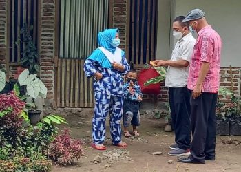 TOTABUAN.CO BOLMONG – Capaian vaksinasi Covid-19 dosis pertama di Kecamatan Lolayan Kabupaten Bolaang Mongondow (Bolmong) hingga Sabtu 15 Januari 2022), telah mencapai 91,66 persen atau 16.861 dari total sasaran 18.396 orang. Rincian warga yang sudah divaksin terdiri dari usia 12 - 17 Tahun dan usia 18 Tahun ke atas. Pemerintah Kabupaten (Pemkab) Bolmong pun terus mempercepat capaian vaksinasi dosis pertama dan kedua agar herd immunity kekebalan kelompok dapat tercapai. Camat Lolayan Abdul Rivai Mokoagow mengatakan, untuk di wilayahnya terdapat 14 desa. Dari 14 desa itu, tinggal Desa Tanoyan Selatan jumlah yang belum divaksin berjumlah 455 orang. Terdiri dari usia 12 - 17 Tahun berjumlah 181 orang dan usia 18 Tahun ke atas berjumlah 274 orang. “Untuk Desa Tanoyan Selatan target vaksinasi berjumlah 2,432 orang. Terdiri 355 usai 12-17 tahun dan 2,077 usai 18 tahun ke atas,” jelasnya. Sebelumnya kata Rivai, untuk memaksimalkan target vaksinasi, tim vaksinator bersama aparat desa didamping TNI Polri melakukan door-to-door ke rumah warga yang menjadi sasaran vaksin. “Program dari rumah ke rumah sangat efektif. Dengan demikian, kekebalan kelompok di Kabupaten Bolmong khususnya di Kecamatan Lolayan dapat tercapai,” ujarnya.. Berikut data cakupan vaksinasi di Kecamatan Lolayan Per tanggal 15 Januari 2022