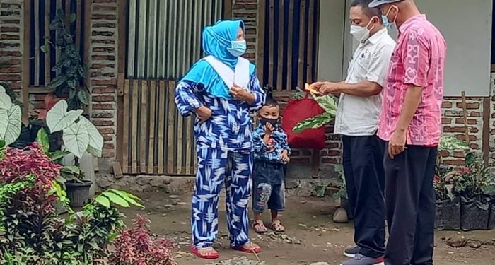 TOTABUAN.CO BOLMONG – Capaian vaksinasi Covid-19 dosis pertama di Kecamatan Lolayan Kabupaten Bolaang Mongondow (Bolmong) hingga Sabtu 15 Januari 2022), telah mencapai 91,66 persen atau 16.861 dari total sasaran 18.396 orang. Rincian warga yang sudah divaksin terdiri dari usia 12 - 17 Tahun dan usia 18 Tahun ke atas. Pemerintah Kabupaten (Pemkab) Bolmong pun terus mempercepat capaian vaksinasi dosis pertama dan kedua agar herd immunity kekebalan kelompok dapat tercapai. Camat Lolayan Abdul Rivai Mokoagow mengatakan, untuk di wilayahnya terdapat 14 desa. Dari 14 desa itu, tinggal Desa Tanoyan Selatan jumlah yang belum divaksin berjumlah 455 orang. Terdiri dari usia 12 - 17 Tahun berjumlah 181 orang dan usia 18 Tahun ke atas berjumlah 274 orang. “Untuk Desa Tanoyan Selatan target vaksinasi berjumlah 2,432 orang. Terdiri 355 usai 12-17 tahun dan 2,077 usai 18 tahun ke atas,” jelasnya. Sebelumnya kata Rivai, untuk memaksimalkan target vaksinasi, tim vaksinator bersama aparat desa didamping TNI Polri melakukan door-to-door ke rumah warga yang menjadi sasaran vaksin. “Program dari rumah ke rumah sangat efektif. Dengan demikian, kekebalan kelompok di Kabupaten Bolmong khususnya di Kecamatan Lolayan dapat tercapai,” ujarnya.. Berikut data cakupan vaksinasi di Kecamatan Lolayan Per tanggal 15 Januari 2022