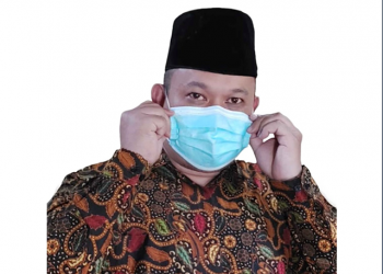 Delianto Bengga, Petahana Yang Masih Dijagokan di Pilsang Desa Passi TOTABUAN.CO BOLMONG -- Pemilihan Sangadi (Pilkades red) yang akan berlangsung serentak di 96 desa di Kabupaten Bolaang Mongondow (Bolmong), masih diikuti sejumlah petahana. Salah satunya yakni Delianto Bengga yang merupakan petahana yang maju kembali di Pilsang Desa Passi Kecamatan Passi Barat. DB sapaan akrab Delianto, merupakan petahana yang masih memiliki dukungan dari masyarakat untuk periode kedua. Calon Sangadi nomor urut Satu ini, nantinya akan berebut hati pemilih warga bersama empat rival lainnya. Seperti Djalim Mokodongan, Manuel Mokodompit, Munira Mamonto dan Syamsurijal Mokodompit, S.Pt Track record Anto dalam memimpin desa pada periode sebelumnya, menjadi bekal baginya dengan visi Menuju Passi Hebat program Desa Digital. Selain itu, faktor kekerabatan juga memiliki pengaruh untuk mendulang suara. Kendati setiap calon mempunyai pergaulan dan pengaruh yang kuat baik dari status sosial ekonomi atau kedudukan mereka sendiri di tengah-tengah masyarakat, namun faktor tersebut terlebih dahulu telah dimiliki oleh calon nomor urut Satu ini. Sebagai petahana, tentu banyak “modal” untuk menyakinkan masyarakat. Meski tak dipungkiri ada juga kelemahan. Faktor yang mendukung juga dikarenakan incumbent dianggap telah merealisasikan janjinya saat kampanye dan mampu mengakomodir berbagai kebutuhan masyarakat. Baik program di desa ataupun dari pemerintah pusat. Kuatnya petahana dianggap mumpuni dan memiliki rekam jejak sehingga kepercayaan masyarakat masih terjaga. (*)