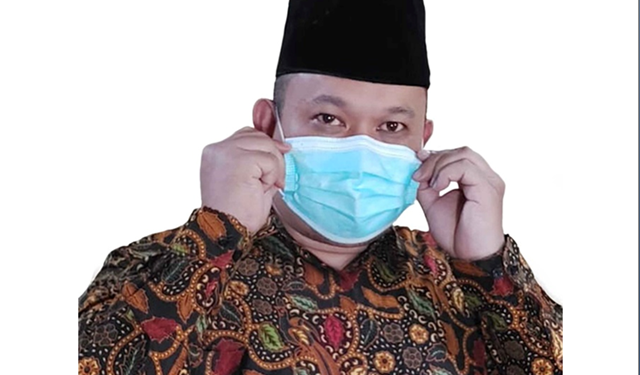 Delianto Bengga, Petahana Yang Masih Dijagokan di Pilsang Desa Passi TOTABUAN.CO BOLMONG -- Pemilihan Sangadi (Pilkades red) yang akan berlangsung serentak di 96 desa di Kabupaten Bolaang Mongondow (Bolmong), masih diikuti sejumlah petahana. Salah satunya yakni Delianto Bengga yang merupakan petahana yang maju kembali di Pilsang Desa Passi Kecamatan Passi Barat. DB sapaan akrab Delianto, merupakan petahana yang masih memiliki dukungan dari masyarakat untuk periode kedua. Calon Sangadi nomor urut Satu ini, nantinya akan berebut hati pemilih warga bersama empat rival lainnya. Seperti Djalim Mokodongan, Manuel Mokodompit, Munira Mamonto dan Syamsurijal Mokodompit, S.Pt Track record Anto dalam memimpin desa pada periode sebelumnya, menjadi bekal baginya dengan visi Menuju Passi Hebat program Desa Digital. Selain itu, faktor kekerabatan juga memiliki pengaruh untuk mendulang suara. Kendati setiap calon mempunyai pergaulan dan pengaruh yang kuat baik dari status sosial ekonomi atau kedudukan mereka sendiri di tengah-tengah masyarakat, namun faktor tersebut terlebih dahulu telah dimiliki oleh calon nomor urut Satu ini. Sebagai petahana, tentu banyak “modal” untuk menyakinkan masyarakat. Meski tak dipungkiri ada juga kelemahan. Faktor yang mendukung juga dikarenakan incumbent dianggap telah merealisasikan janjinya saat kampanye dan mampu mengakomodir berbagai kebutuhan masyarakat. Baik program di desa ataupun dari pemerintah pusat. Kuatnya petahana dianggap mumpuni dan memiliki rekam jejak sehingga kepercayaan masyarakat masih terjaga. (*)