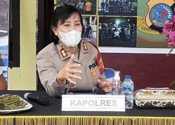 Pilsang di Bolmong Tanpa Kampanye Terbuka TOTABUAN.CO BOLMONG – Polres Bolaang Mongondow (Bolmong) mengeluarkan maklumat dalam rangka penanganan penyebaran Covid -19 yang belum sepenuhnya terkendali dan masih berpotensi berkembang luas dalam masyarakat. Dikeluarkannya maklumat tersebut, terkait dengan pemilihan Sangadi (kepala desa red) di 96 desa yang akan berlangsung pada Februari mendatang. Dalam maklumat itu, Kapolres Bolmong AKBP Nova Irone Surentu menegaskan, guna memberikan perlindungan dan menjamin keamanan dan keselamatan masyarakat selama pelaksanaan pemilihan Sangadi. Para calon Sangadi diminta untuk tidak menyelenggarakan pertemuan atau mengundang kerumunan orang banyak di tempat umum Seperti melaksanakan kampanye terbuka, mengumpulkan masa pendukung, arak-arakan atau karnaval. Selain itu dilarang melaksanakan pesta kemenangan dan tidak menyiapkan minuman keras. “Apabila ditemukan perbuatan yang bertentangan dengan maklumat ini, anggota Polri wajib melakukan tindakan yang diperlukan sesuai dengan peraturan perundang undangan,” tegasnya. (*)