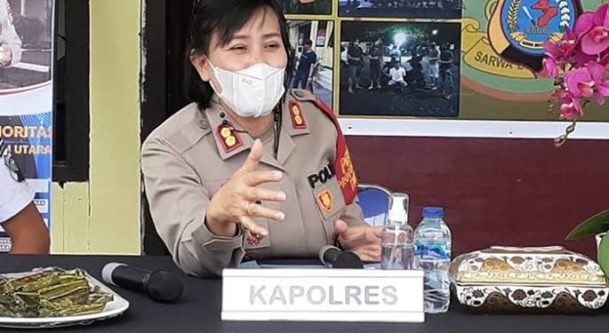 Pilsang di Bolmong Tanpa Kampanye Terbuka TOTABUAN.CO BOLMONG – Polres Bolaang Mongondow (Bolmong) mengeluarkan maklumat dalam rangka penanganan penyebaran Covid -19 yang belum sepenuhnya terkendali dan masih berpotensi berkembang luas dalam masyarakat. Dikeluarkannya maklumat tersebut, terkait dengan pemilihan Sangadi (kepala desa red) di 96 desa yang akan berlangsung pada Februari mendatang. Dalam maklumat itu, Kapolres Bolmong AKBP Nova Irone Surentu menegaskan, guna memberikan perlindungan dan menjamin keamanan dan keselamatan masyarakat selama pelaksanaan pemilihan Sangadi. Para calon Sangadi diminta untuk tidak menyelenggarakan pertemuan atau mengundang kerumunan orang banyak di tempat umum Seperti melaksanakan kampanye terbuka, mengumpulkan masa pendukung, arak-arakan atau karnaval. Selain itu dilarang melaksanakan pesta kemenangan dan tidak menyiapkan minuman keras. “Apabila ditemukan perbuatan yang bertentangan dengan maklumat ini, anggota Polri wajib melakukan tindakan yang diperlukan sesuai dengan peraturan perundang undangan,” tegasnya. (*)